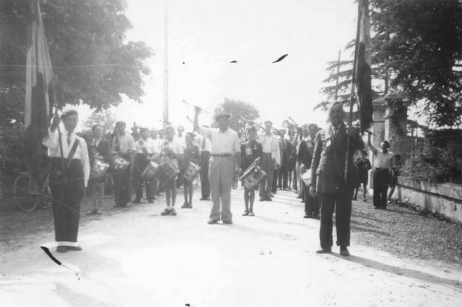 Fête de la victoire le 9 mai 1945 devant les châteaux La Fleur de Gay et La Croix de Gay